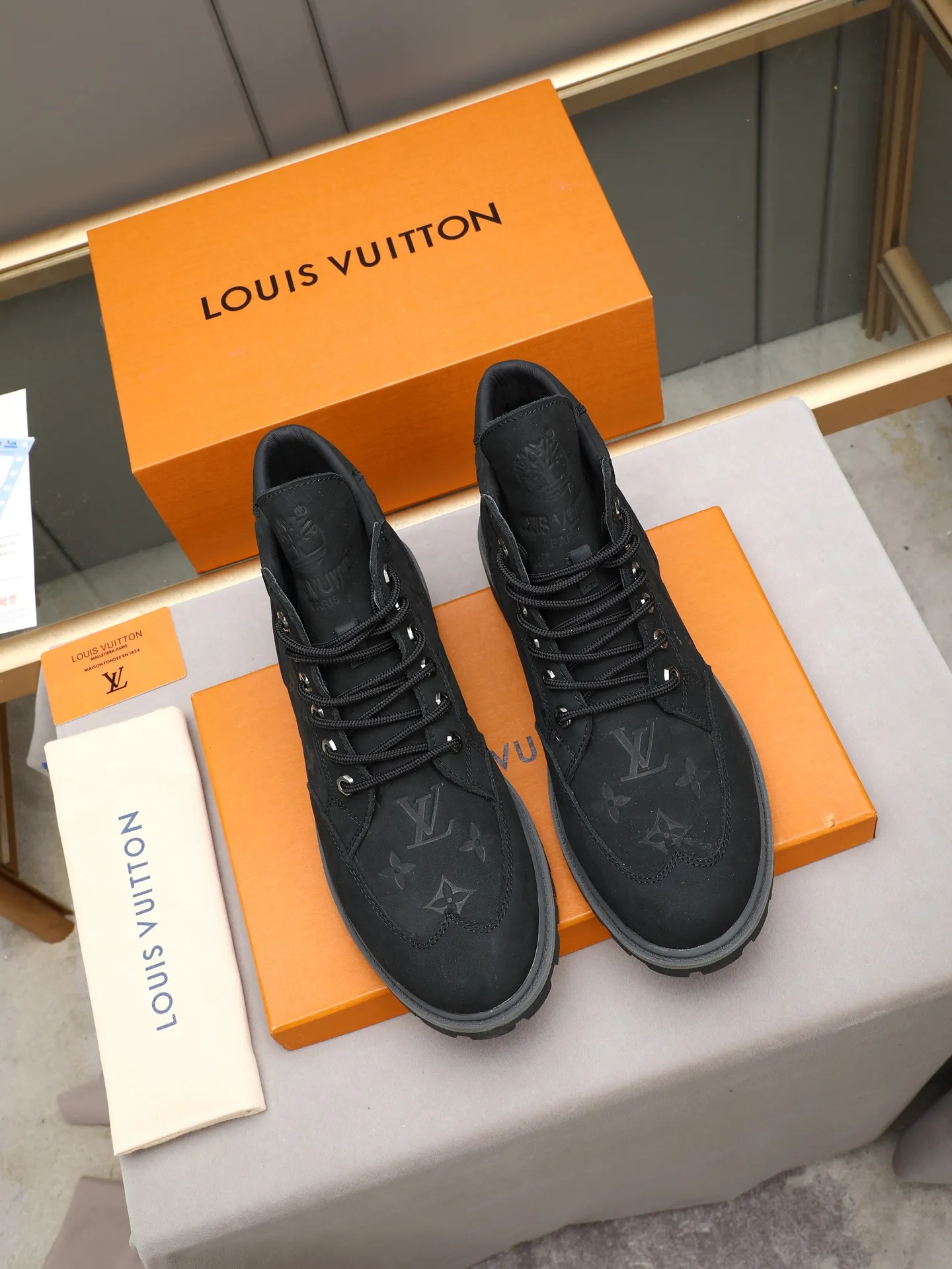 PP460 LOUIS VUITTON ss25 LV donkey brand new thick-soled lace-up big-toe shoes men's casual shoes high-top short boots. These boots are crafted from top-grain calf leather for a lightweight and comfortable fit. The thick EVA outsole is embellished with eye-catching ridges, and the trendy attitude of being both strong and soft makes it an everyday choice. ✔Upper: imported first-layer cowhide ✔Inner lining: sheep lining ✔Outsole: original molded outsole Size: 38-44 (45 customized)